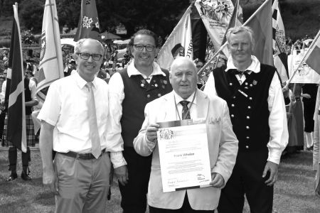  Im Juni nahm Frank Whelan die Ehrenurkunde von Landrat Manfred Müller entgegen, ebenfalls gratulierten die musikalischen Leiter der Festwoche: Dietmar Kellerhoff und Markus Smolin